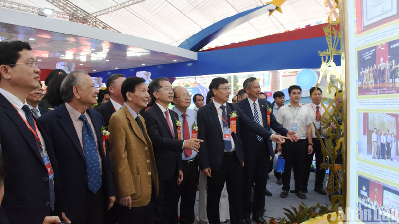 Đồng chí Nguyễn Văn Quảng, Ủy viên Trung ương Đảng, Bí thư Thành ủy, Trưởng Đoàn đại biểu Quốc hội đơn vị Đà Nẵng và các đồng chí là lãnh đạo, nguyên lãnh đạo thành phố Đà Nẵng qua các thời kỳ, xem khu vực trưng bày, giới thiệu thành tựu trong công tác xây dựng Đảng. (Ảnh: ANH ĐÀO)