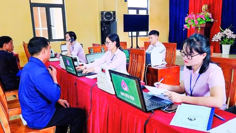 Các hộ đồng bào dân tộc thiểu số giao dịch vay vốn tại Điểm giao dịch của Ngân hàng Chính sách xã hội tỉnh Yên Bái.