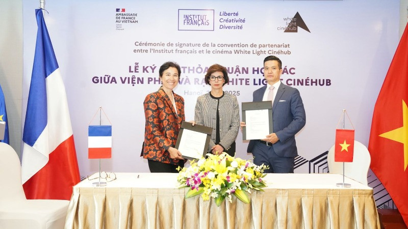 Đại diện Viện Pháp và White Light Cinéhub ký kết Biên bản Thỏa thuận với sự chứng kiến của Bộ trưởng Bộ Văn hóa Pháp Rachida Dati (người đứng giữa). (Ảnh: Viện Pháp tại Việt Nam)