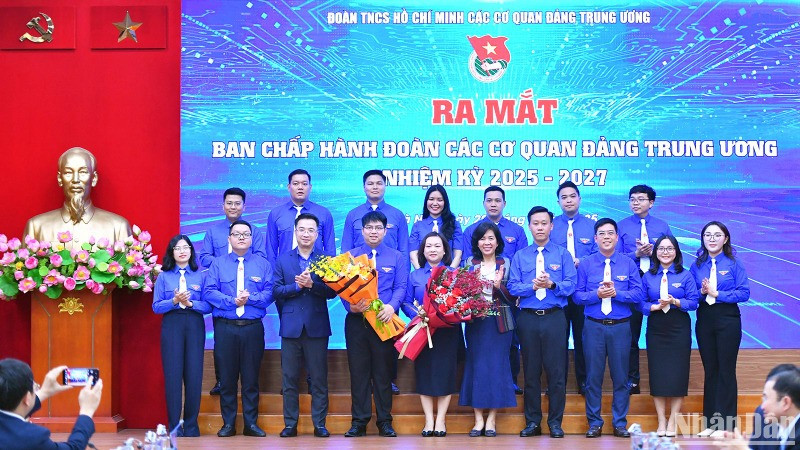 Bí thư Trung ương Đoàn, Chủ tịch Hội Liên hiệp Thanh niên Việt Nam Nguyễn Tường Lâm (thứ 3 từ trái sang, hàng đầu) cùng đại diện các đơn vị liên quan tặng hoa chúc mừng Ban Chấp hành Đoàn Thanh niên các cơ quan Đảng Trung ương nhiệm kỳ 2025-2027.