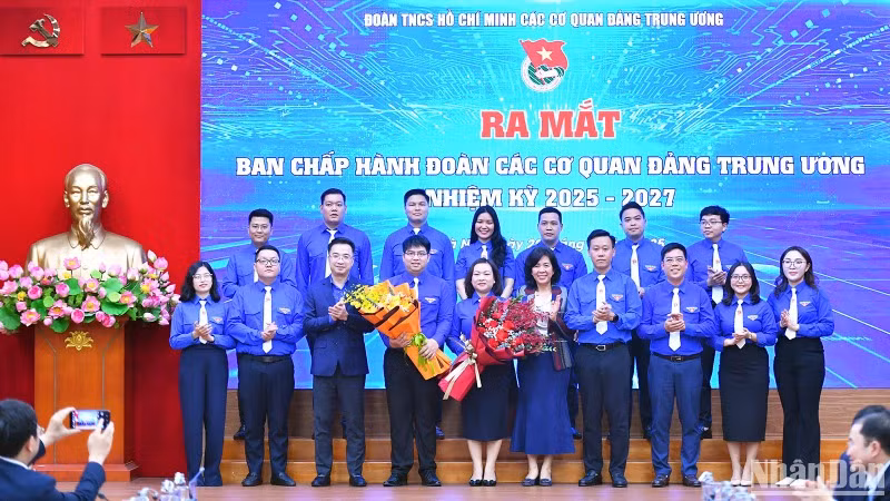 Bí thư Trung ương Đoàn, Chủ tịch Hội Liên hiệp Thanh niên Việt Nam Nguyễn Tường Lâm (thứ 3 từ trái sang, hàng đầu) cùng đại diện các đơn vị liên quan tặng hoa chúc mừng Ban Chấp hành Đoàn Thanh niên các cơ quan Đảng Trung ương nhiệm kỳ 2025-2027.