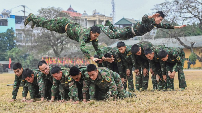 Các chiến đấu viên Lữ đoàn Đặc công Biệt động 1 luyện tập kỹ thuật nhào lộn qua giá nhiều người. (Ảnh Tuyên huấn Binh chủng Đặc công cung cấp)