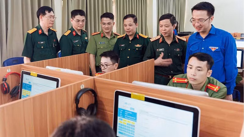 Đại diện Trung ương Đoàn và các đơn vị liên quan tham quan khu vực tranh tài hưởng ứng Cuộc thi Olympic tiếng Anh dành cho cán bộ trẻ năm 2024.