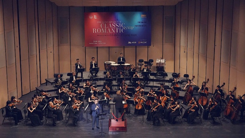Dàn nhạc Giao hưởng Hà Nội mang đến những âm thanh tinh tế, lãng mạn và tràn đầy hứng khởi.