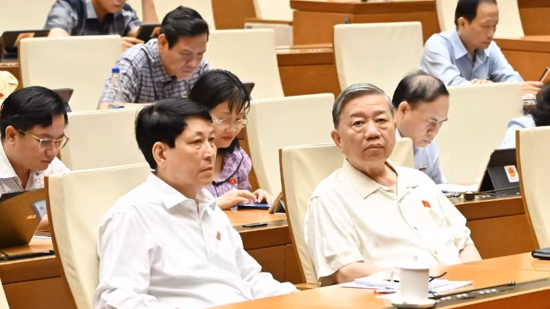 Tổng Bí thư Tô Lâm, Chủ tịch nước Lương Cường cùng các đại biểu Quốc hội tham dự phiên họp. (Ảnh THỦY NGUYÊN)