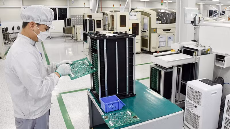 Người lao động tại công ty TNHH Bumjin Electronics Vina. Ảnh: THÀNH ĐẠT