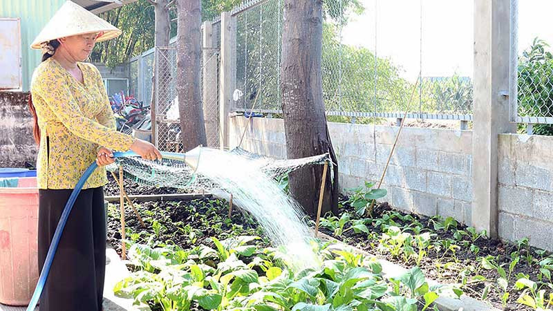 Nhu cầu sử dụng nước sạch của người dân tại xã Tân Tập, huyện Cần Giuộc, tỉnh Long An trong sinh hoạt và sản xuất được bảo đảm. (Ảnh SƠN QUÊ)