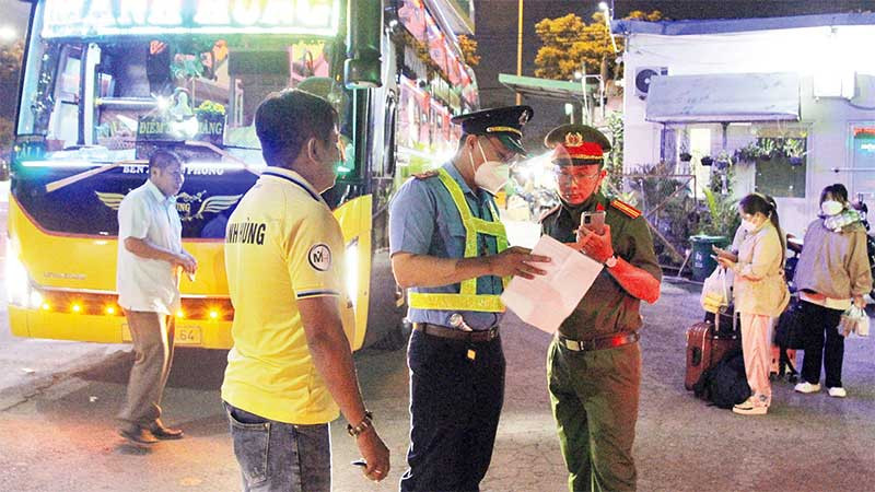 Thanh tra giao thông, Sở Giao thông vận tải phối hợp Công an phường Tam Bình, thành phố Thủ Đức kiểm tra một điểm “xe dù”có xe khách hoạt động trên Quốc lộ 1A. (Ảnh THẾ ANH)
