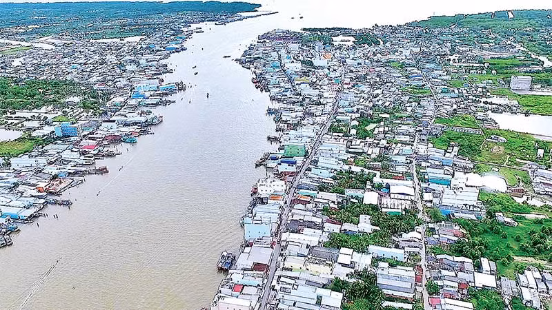 Một góc đô thị Sông Đốc sầm uất nằm cạnh bờ biển Tây (huyện Trần Văn Thời, tỉnh Cà Mau).