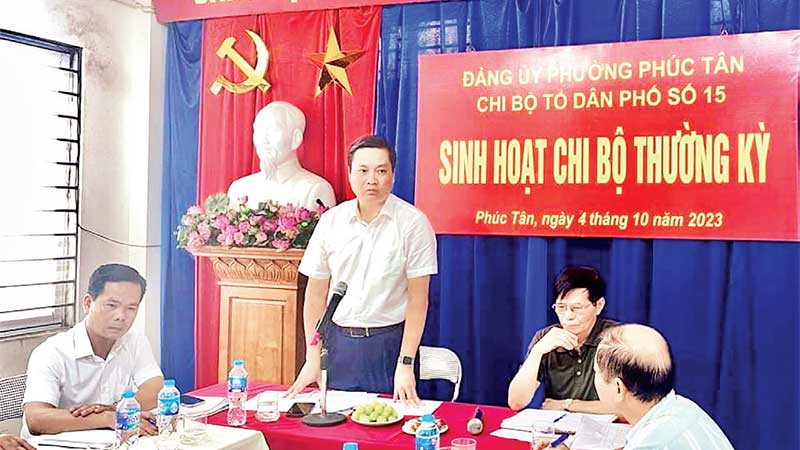 Phó Bí thư Thường trực Quận ủy Hoàn Kiếm Nguyễn Quốc Khánh dự buổi sinh hoạt chi bộ Tổ dân phố số 15, phường Phúc Tân, quận Hoàn Kiếm. (Ảnh CÔNG THỌ)