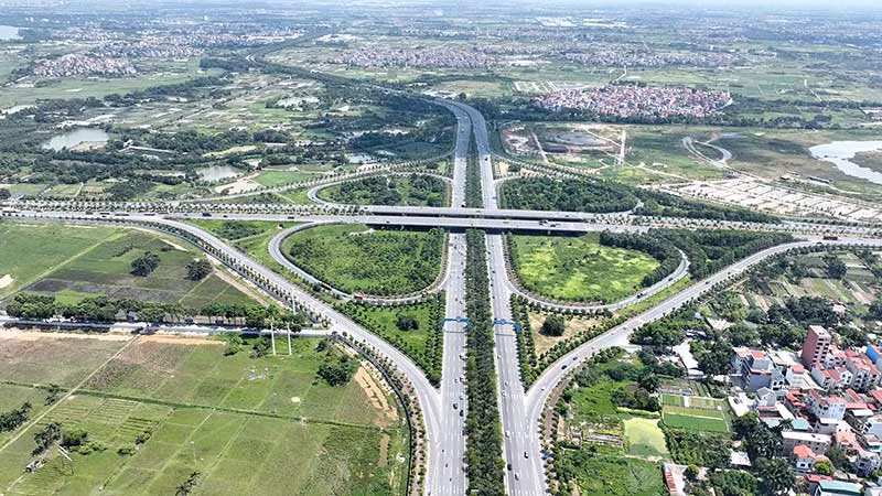 Đại lộ Võ Nguyên Giáp kết nối Cảng hàng không quốc tế Nội Bài với trung tâm Thủ đô, đi qua hai huyện Đông Anh và Sóc Sơn (Hà Nội). (Ảnh NGỌC THÀNH)