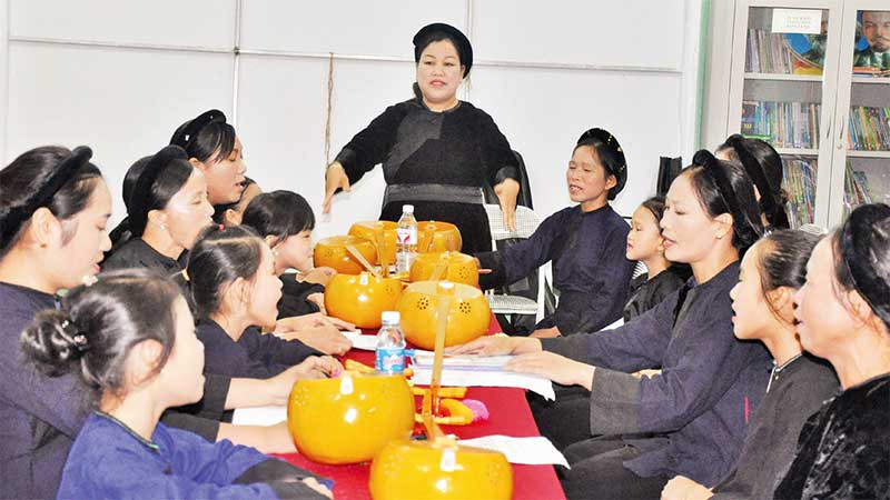 Nghệ nhân Nhân dân Hà Mai Ven (người đứng) dạy làn điệu dân ca sli, then cho các thành viên trong câu lạc bộ.