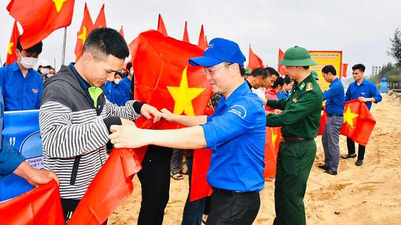 Tặng cờ Tổ quốc, khích lệ ngư dân vươn khơi, bám biển.