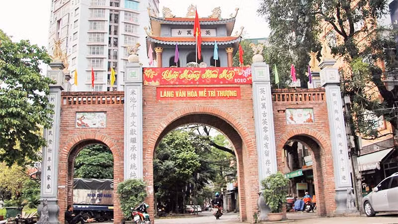 Việc làng lên phố đang diễn ra những xung đột giữa cũ và mới, gây ảnh hưởng tiêu cực đến xây dựng nếp sống văn minh.