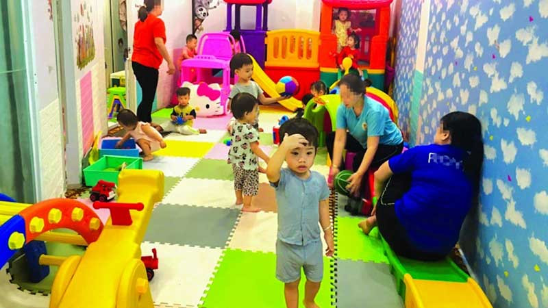 Nhóm trông trẻ tự phát tại địa bàn quận Tân Bình, Thành phố Hồ Chí Minh. (Ảnh GIA TUỆ)