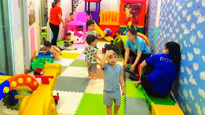 Nhóm trông trẻ tự phát tại địa bàn quận Tân Bình, Thành phố Hồ Chí Minh. (Ảnh GIA TUỆ)
