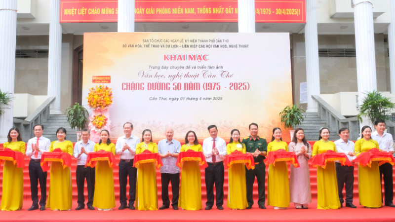 Lãnh đạo thành phố Cần Thơ cắt băng Triển lãm ảnh "Văn học, nghệ thuật Cần Thơ chặng đường 50 năm”.