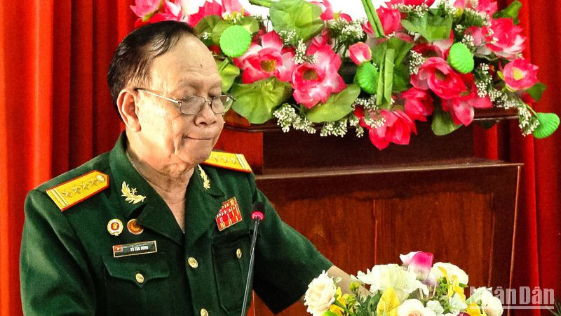 Đại tá Võ Tấn Dũng tại buổi kể chuyện lịch sử cho sinh viên Trường Cao đẳng Cần Thơ.