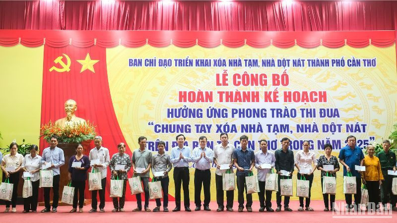 Lãnh đạo thành phố Cần Thơ trao tặng các phần quà đến các hộ dân đã được hỗ trợ xây dựng, sửa chữa nhà ở trong năm 2025.