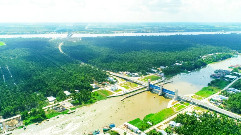 Công trình cống Cái Lớn-Cái Bé (Kiên Giang) đã hỗ trợ kiểm soát nguồn nước vùng mặn xâm nhập.
