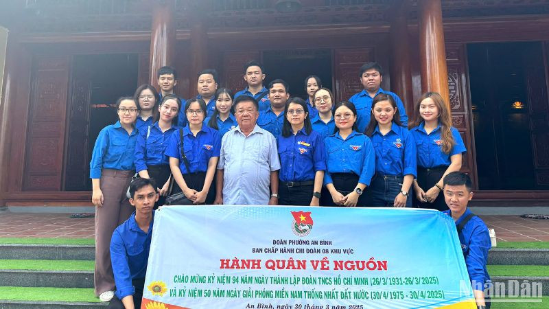 Cựu chiến binh Huỳnh Xuân Phong tiếp Đoàn phường An Bình, quận Ninh Kiều, thành phố Cần Thơ tổ chức về nguồn tại Đền thờ anh hùng liệt sĩ Trung đoàn 1-U Minh (thuộc phường Phú Thư, quận Cái Răng, thành phố Cần Thơ).