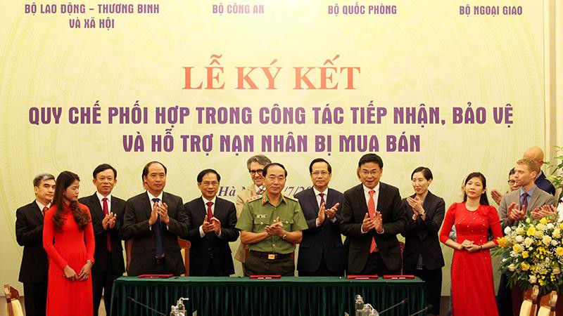 Các đại biểu tại lễ ký kết. (Ảnh: Đức Mạnh)