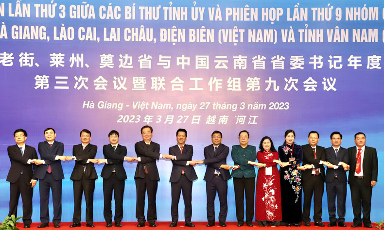 Lãnh đạo các tỉnh biên giới Việt Nam và tỉnh Vân Nam (Trung Quốc) chụp ảnh đoàn kết chúc mừng thành công hội nghị.
