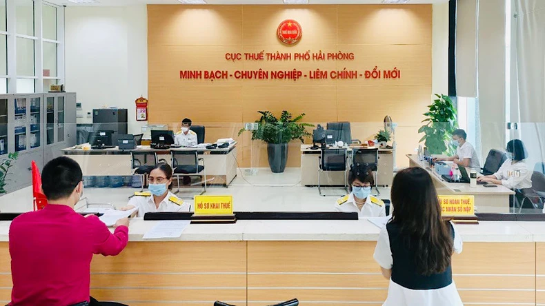 Giao dịch tại Cục Thuế Hải Phòng. (Ảnh: Quang Dũng)