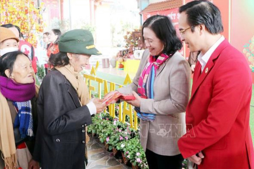 Lãnh đạo tỉnh Hải Dương trao “lì xì” tặng người nghèo.