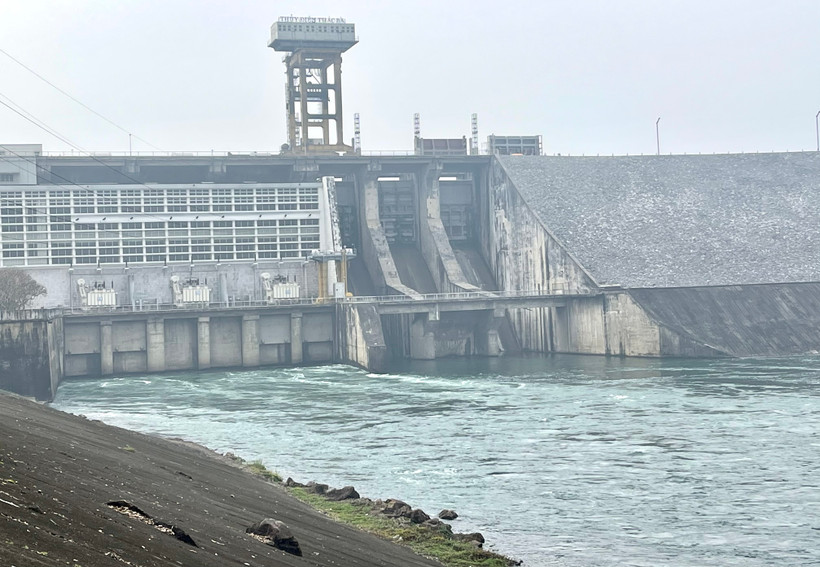 Thủy điện Thác Bà đang xả nước phục vụ gieo cấy lúa vụ Xuân 2023.