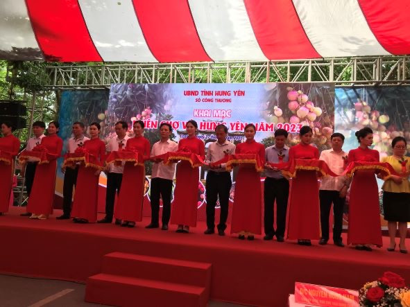 Cắt băng khai mạc phiên chợ vải Hưng Yên năm 2023.