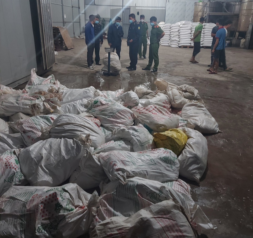 Lực lượng chức năng kiểm tra hiện trường.