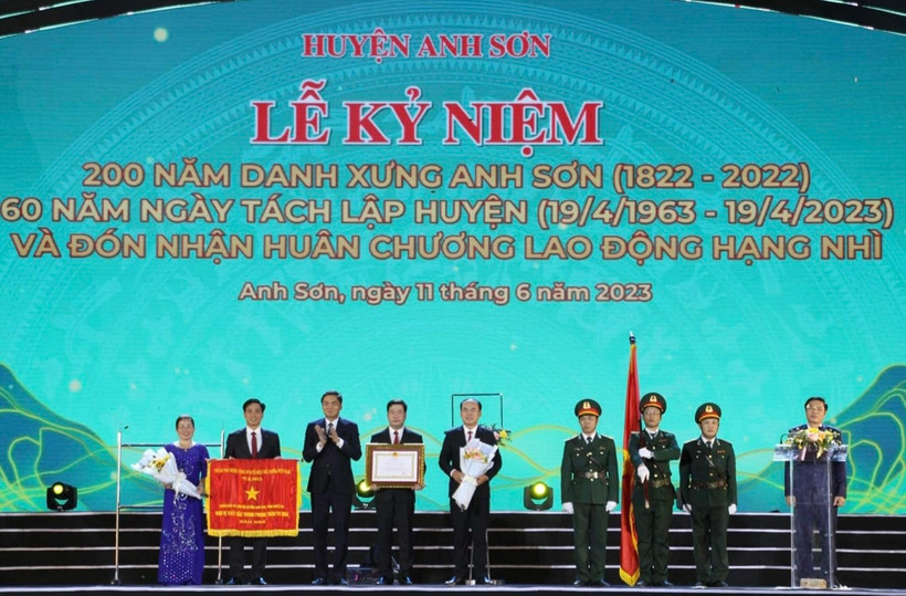 Thừa ủy quyền của Chủ tịch nước, đồng chí Hoàng Nghĩa Hiếu, Phó Bí thư Tỉnh ủy Nghệ An tặng Huân chương Lao động hạng Nhì cho Đảng bộ, chính quyền và nhân dân huyện Anh Sơn.