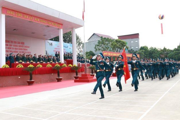 Duyệt đội ngũ tại Lễ phát động thi đua (Ảnh: Dangcongsan.vn)