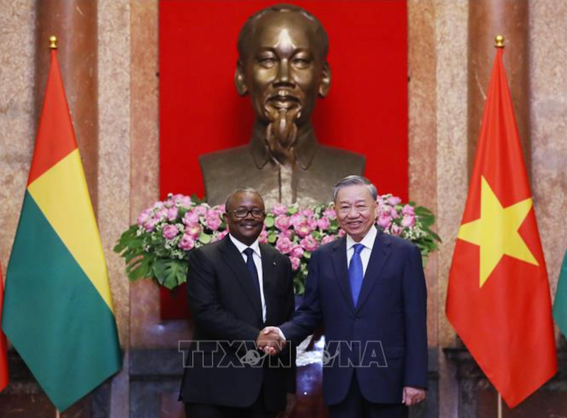 Tổng Bí thư, Chủ tịch nước Tô Lâm và Tổng thống Guinea-Bissau Umaro Sissoco Embaló chụp ảnh chung, chiều 6/9. (Ảnh: Lâm Khánh/TTXVN)