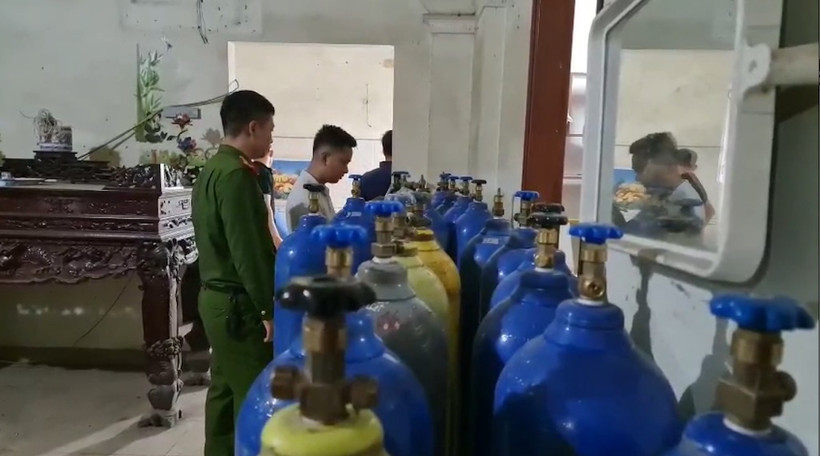 Một trong 3 điểm tập kết các bình chứa khí cười (N02) bị Công an thành phố Hạ Long phát hiện.