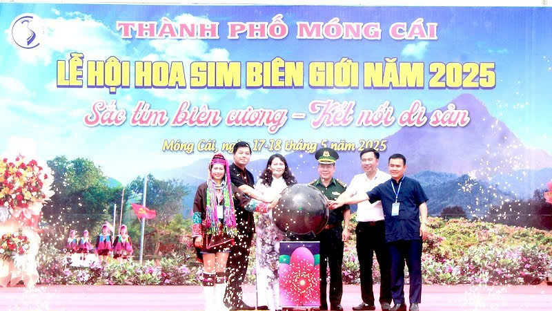Các đại biểu ấn nút khai mạc lễ hội hoa sim biên giới năm 2025.