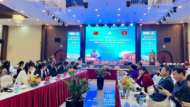 Quang cảnh Diễn đàn thúc đẩy hoạt động du lịch biên giới qua cặp cửa khẩu quốc tế Móng Cái-Đông Hưng.