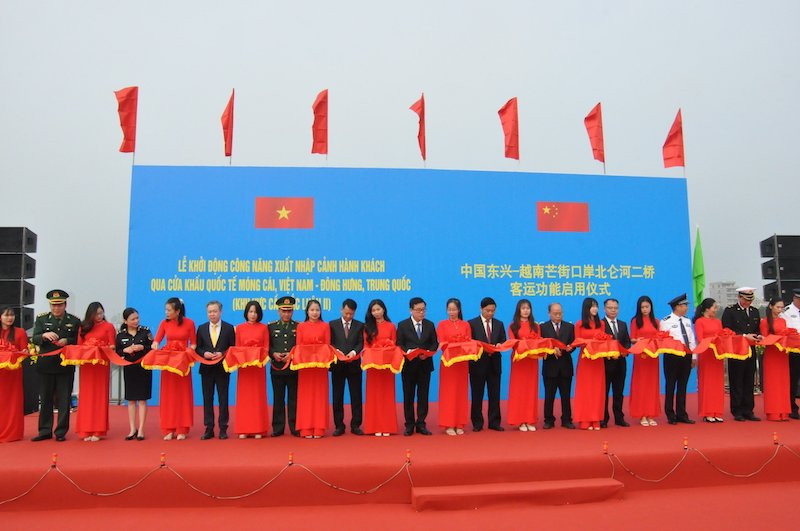 Các đại biểu cắt băng khởi động công năng xuất, nhập cảnh hành khách qua cửa khẩu quốc tế Móng Cái.