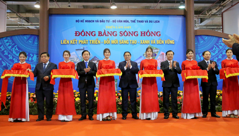 Thủ tướng Phạm Minh Chính và các đại biểu cắt băng khai mạc Triển lãm.