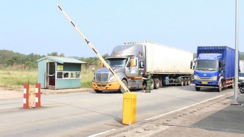 Phương tiện chở hàng hóa thông quan qua Lối mở Cầu phao Km3+4 Hải Yên, Móng Cái.