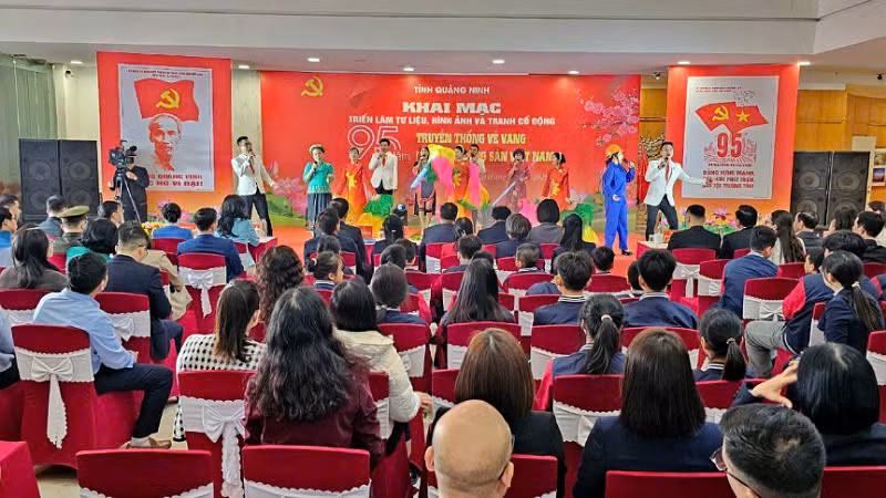 Chương trình nghệ thuật đặc sắc tại Triển lãm về Đảng Cộng sản Việt Nam.