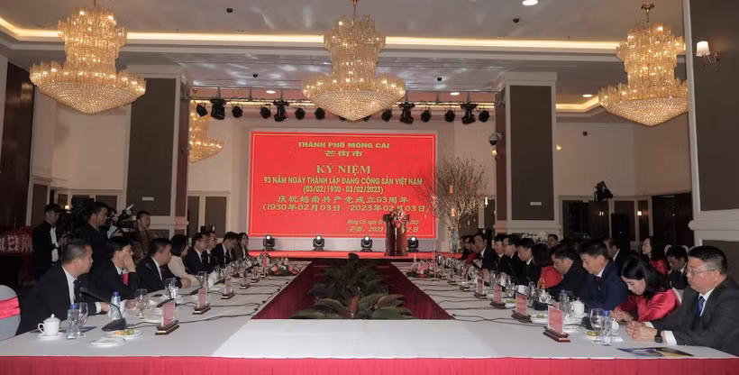 Quang cảnh buổi hội đàm giữa thành phố Móng Cái (Việt Nam) và thành phố Đông Hưng (Trung Quốc).