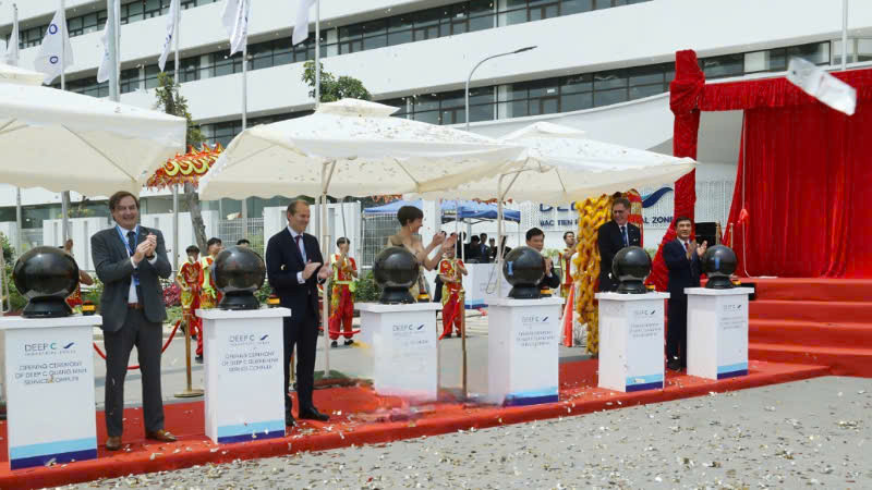 Các đại biểu bấm nút khai trương Tổ hợp văn phòng Dịch vụ Khu công nghiệp Bắc Tiền Phong.