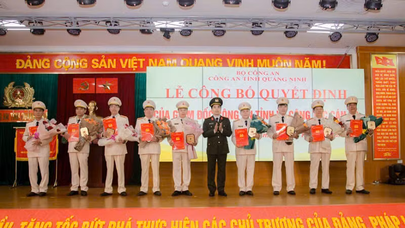 Lãnh đạo Công an tỉnh Quảng Ninh trao quyết định nghỉ hưu trước tuổi đối với 9 đồng chí là lãnh đạo Công an các đơn vị, địa phương.