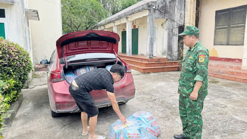 Đối tượng Nguyễn Hồng Minh và tang vật bị lực lượng Bộ đội Biên phòng Quảng Ninh bắt giữ.