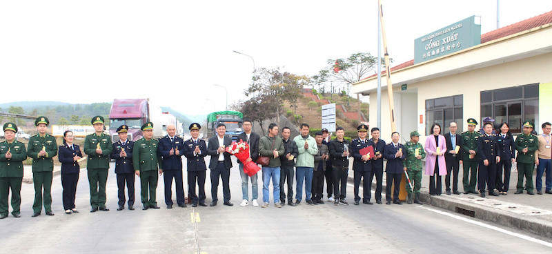 Các đồng chí lãnh đạo thành phố Móng Cái tặng hoa động viên các doanh nghiệp và các ngành khối cửa khẩu.