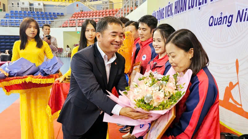 Lãnh đạo Sở Văn hóa, Thể thao và Du lịch Quảng Ninh khen thưởng cho các Huấn luyện viên tiêu biểu Vùng mỏ năm 2024.