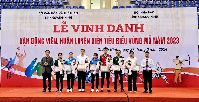 Lãnh đạo Hội nhà báo tỉnh Quảng Ninh khen thưởng cho các vận động viên, huấn luyện viên tiêu biểu Vùng mỏ năm 2023.