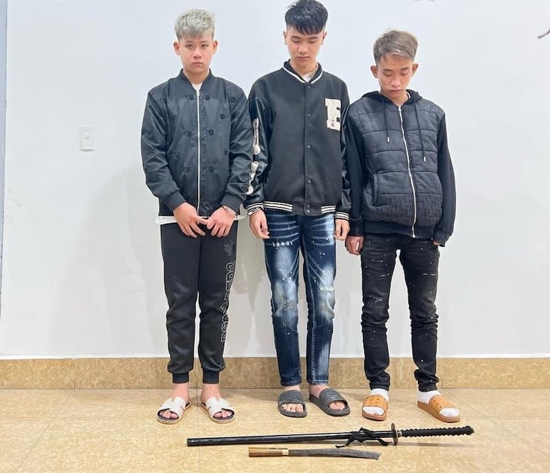 Nhóm đối tượng và tang vật tại cơ quan Công an.